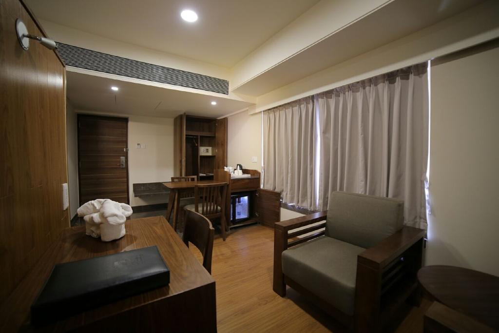 Hotel The Basil Park Bhavnagar Habitación foto